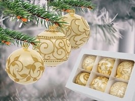 Flotte hvide julekugler med elegante guld arabesker og små perler. Hånddekorerede glasornamenter